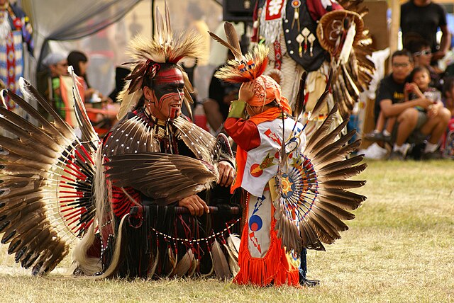 Danse traditionnelle : adulte avec un enfant autochtone vêtus d'un vêtement traditionnel
